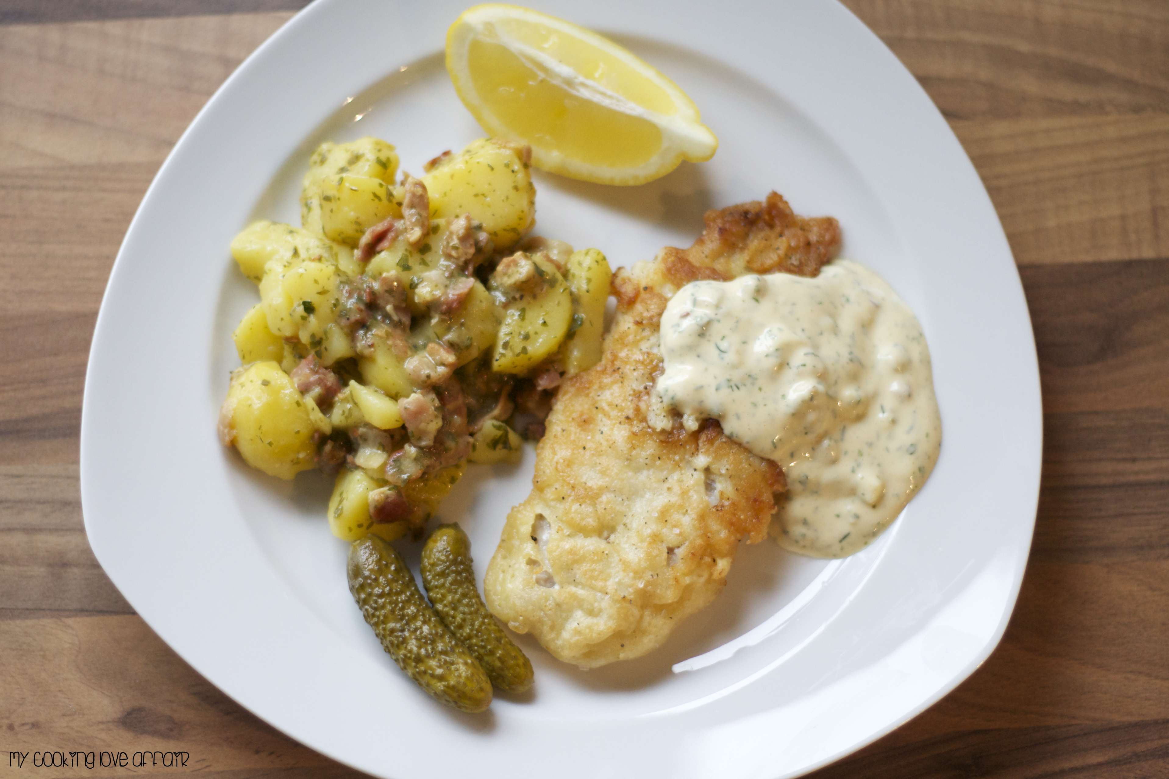 Backfisch mit Remoulade, lauwarmen Speckkartoffelsalat &amp; Gewürzgurke ...